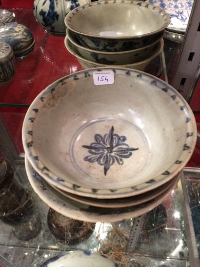 CHINE

Trois bols sur talon en porcelaine...