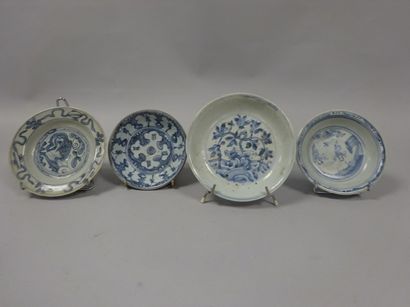 CHINE

Quatre coupes sur talon en porcelaine...