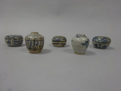CHINE

Trois petites boites couvertes et...