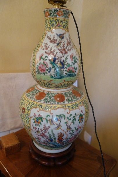 CHINE,

Paire de vases double gourde en porcelaine...