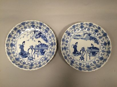 CHINE

Deux coupes rondes à bords dentelés...