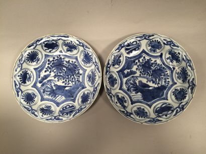 CHINE

Deux coupes rondes en porcelaine à...