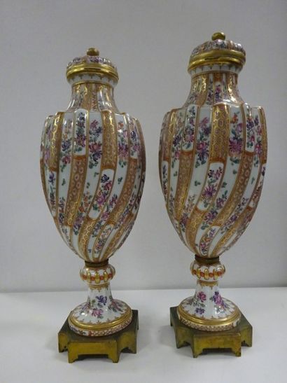 Paire de vases à côtes torses sur piédouche.

En...