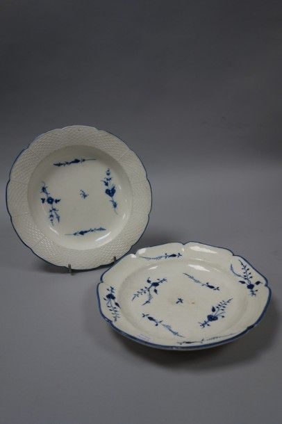 CHANTILLY 

Deux assiettes en porcelaine...