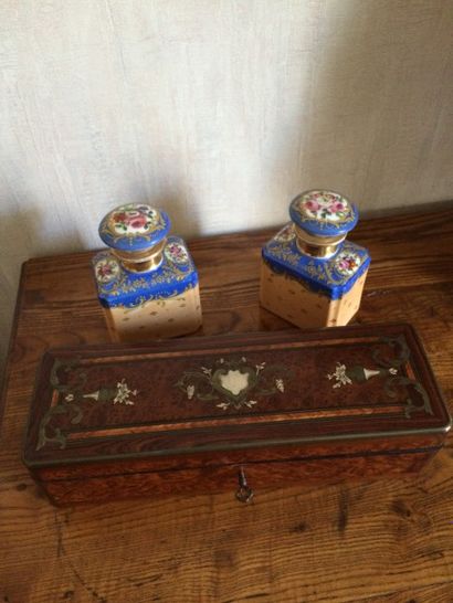 Paire de flacons et bouchons en porcelaine...