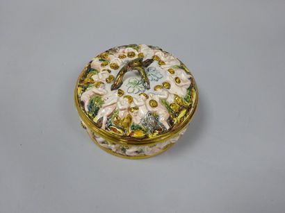 ITALIE

Bonbonnière en faience polychrome...