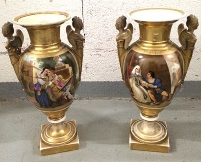 Paire de vases en porcelaine de forme balustre...