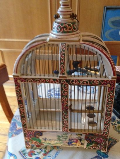 NORD
Cage à oiseau en faïence polychrome...