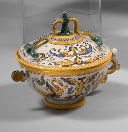 DERUTA

Bouillon couvert à une anse et une...