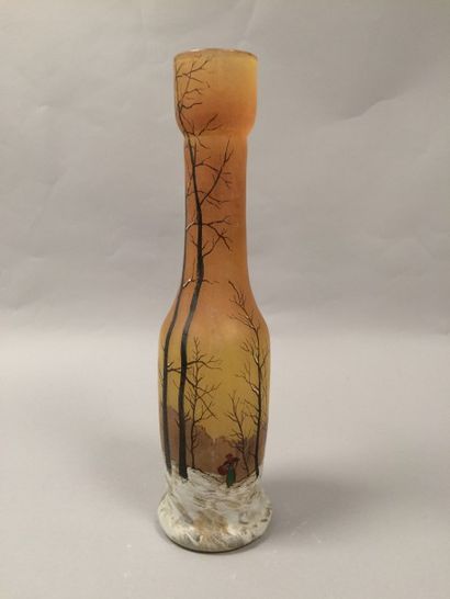 LEGRAS


Vase bouteille sur talon à col évasé....