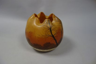 LEGRAS


Vase boule à col volanté émaillé...