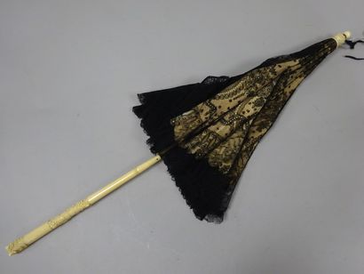 Petite ombrelle en tissu et dentelle noire...
