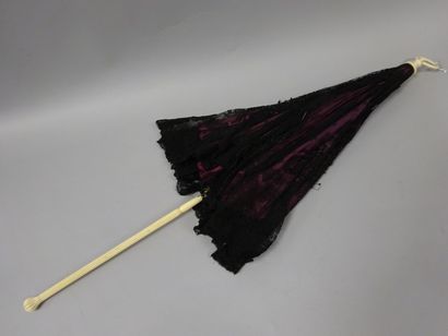 Petite ombrelle en tissu et dentelle noire...