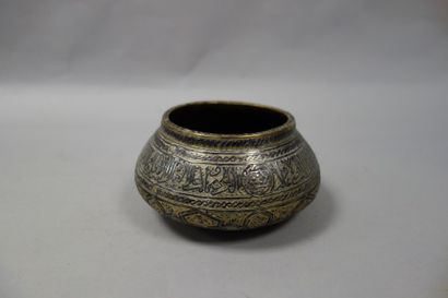 Petite coupe en bronze, cuivre et laiton...