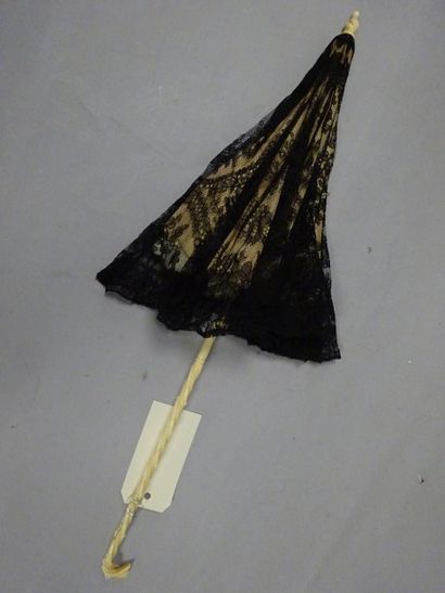Petite ombrelle en tissu et dentelle noire...