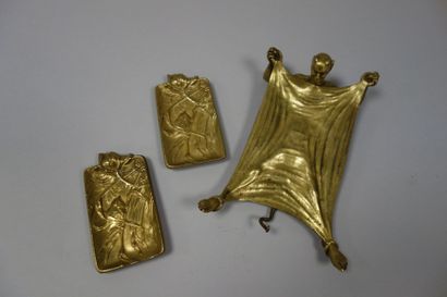 Ensemble de trois vide-poche en bronze ciselé...