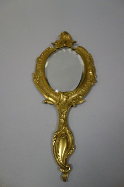 Miroir face à main en bronze ciselé et doré...