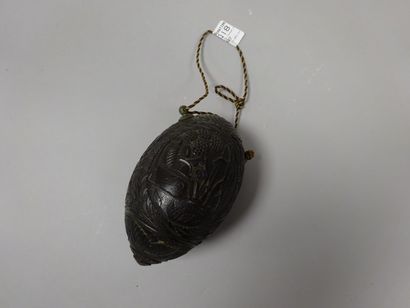 Poire à poudre formée d'une noix de coco...