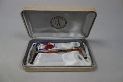 Un élément de la tour Eiffel dans son coffret....