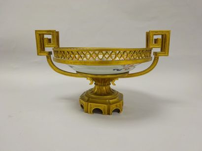 Coupe sur piédouche à deux anses en bronze...