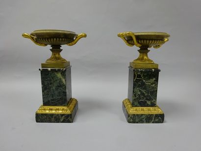 Paire de coupes sur piédouches.

En bronze...