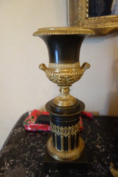 Paire de vases Médicis
En bronze ciselé,...
