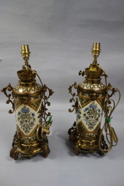 Paire de lampes à pétrole montées à l'éléctricité,...