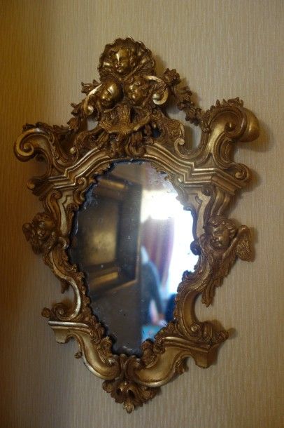 Petit miroir en bois mouluré, sculpté, stuqué...