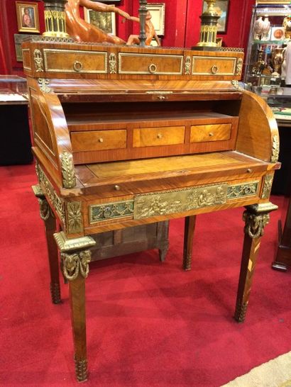 Bureau de dame à cylindre en bois de placage...