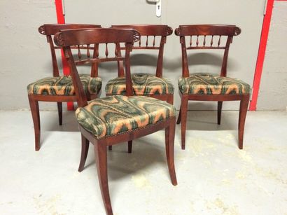 Suite de 4 chaises en bois teinté à dossier...