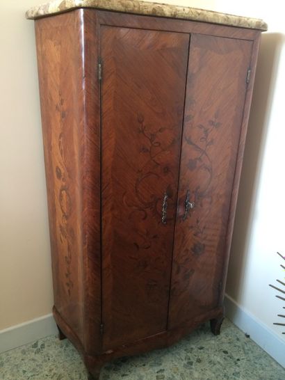 Petit meuble d’entre deux en placage de bois...