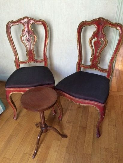 Paire de chaises en bois mouluré, laqué rouge...
