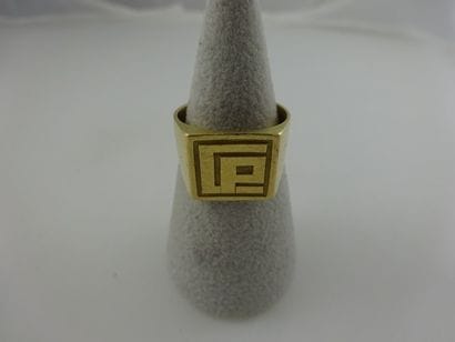 Chevalière en or jaune (750). 

Monogrammée...