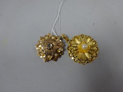 Lot comprenant: 

- Un pendentif rond en...