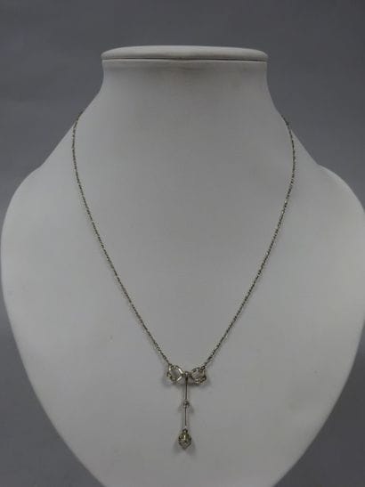 Fin collier chaine et noeud en or gris (750)...