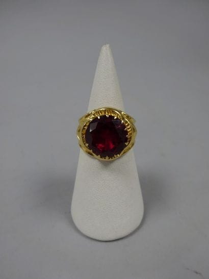 Bague en or jaune (750) sertie d'une pierre...