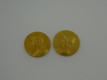 Lot de deux petites médailles en or jaune...