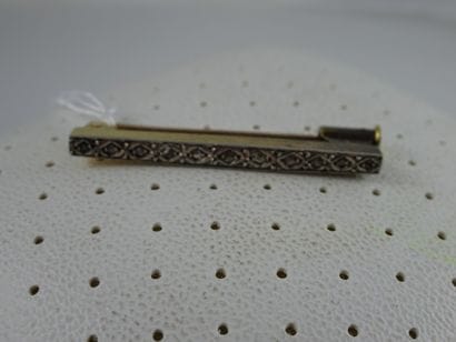 Petite broche ligne en or jaune (750) et...