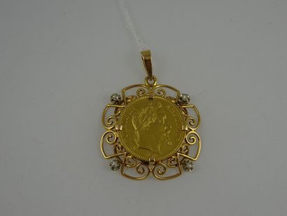 Pendentif monture en or jaune (750) retenant...