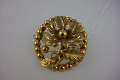 Broche ronde à frise de perles et motifs...