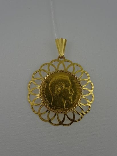 Pendentif monture en or jaune (750)ajourée...