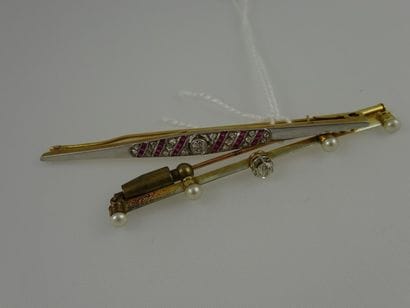 Lot de deux broches barettes en or jaune...