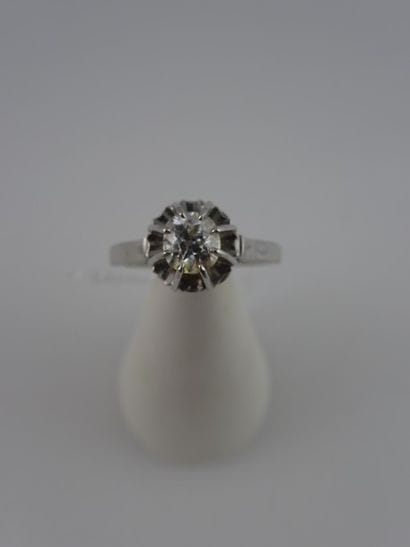 Bague solitaire en or gris (750) ornée d'un...