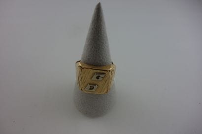 Chevalière en or jaune et gris (750). 

Chiffrée...