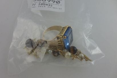 Lot comprenant:

- Deux bracelets en or jaune...
