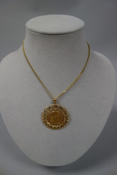 Chaîne en métal doré et pendentif en or jaune...