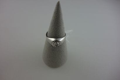 Bague jonc en or gris (750) ornée d'un petit...