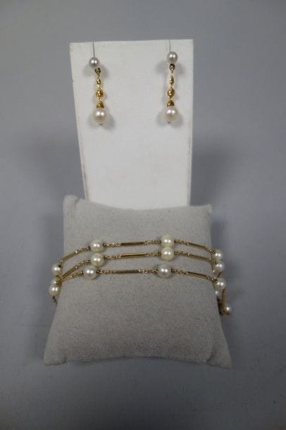 Lot comprenant un bracelet et une paire de...