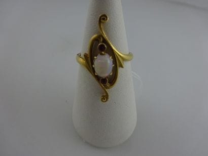 Petite bague en or jaune (750) en forme de...