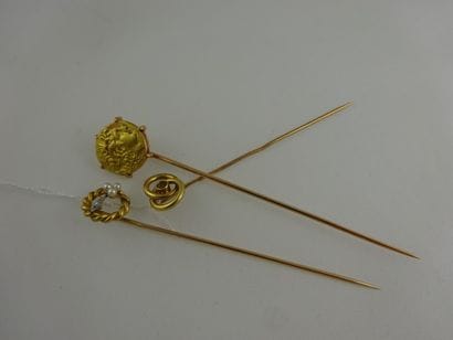 Trois épingles de cravate en or jaune (750)...